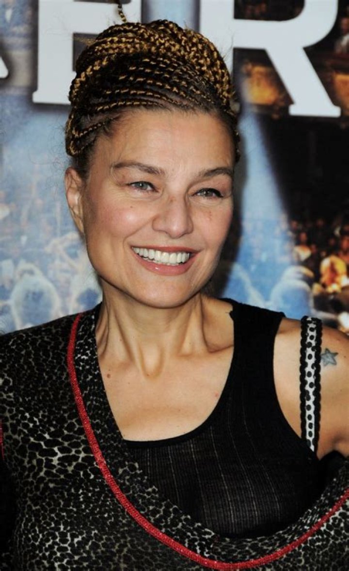 Elli Medeiros Net Worth | Celebrity Net Worth