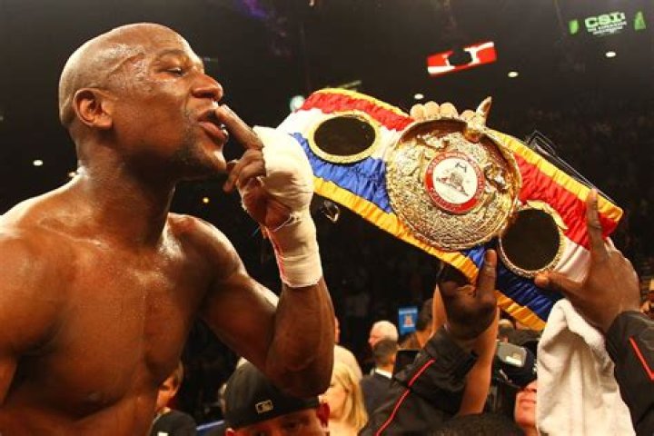 Floyd Mayweather Counts $1 Million in Cash on Private Jet After Getting Out of Jail