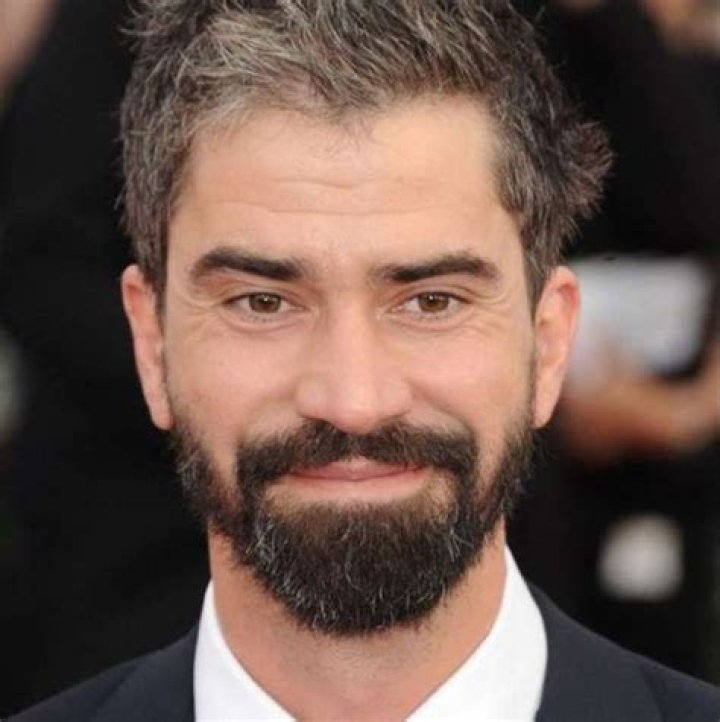 Hamish Linklater Net Worth | Celebrity Net Worth