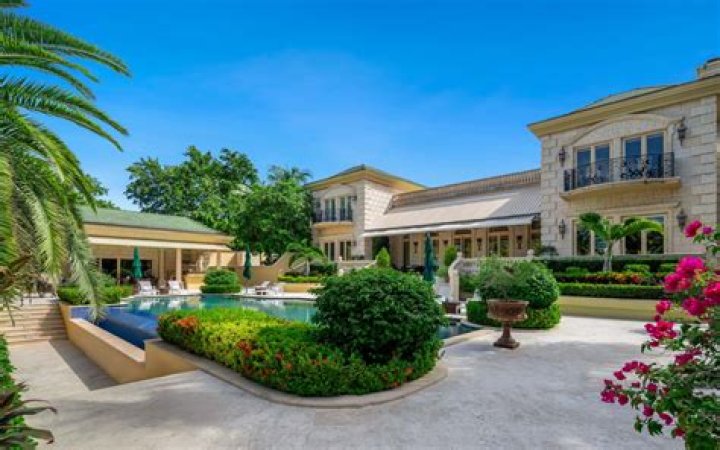 Jeff Bezos Now Owns $150 Million Worth Of Real Estate On Miami's "Billionaire Bunker" Private Island... Should We Be Concerned?