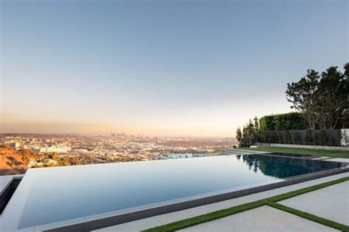 Jeremy Piven Dropped $6.8 Million On Glass-Walled Home In Hollywood Hills