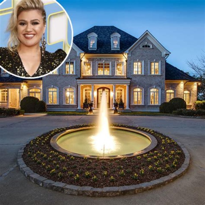 Kelly Clarkson's Tennessee Mansion Gets A $1.25M Price Cut
