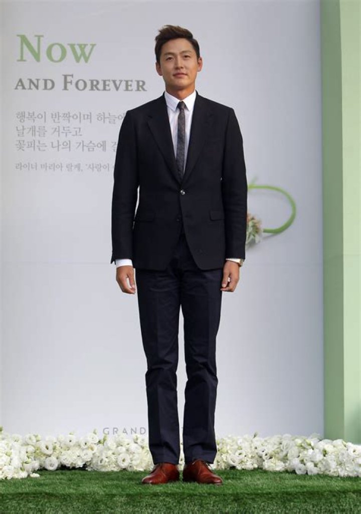 Lee Jung-jin Net Worth | Celebrity Net Worth