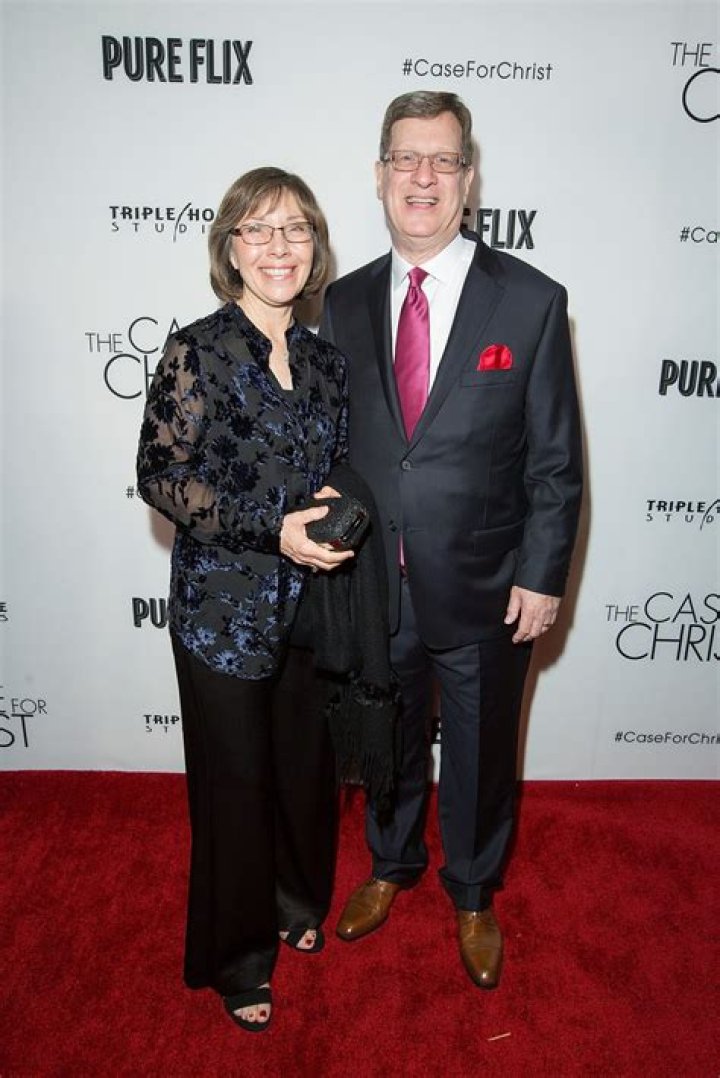 Lee Strobel Net Worth | Celebrity Net Worth