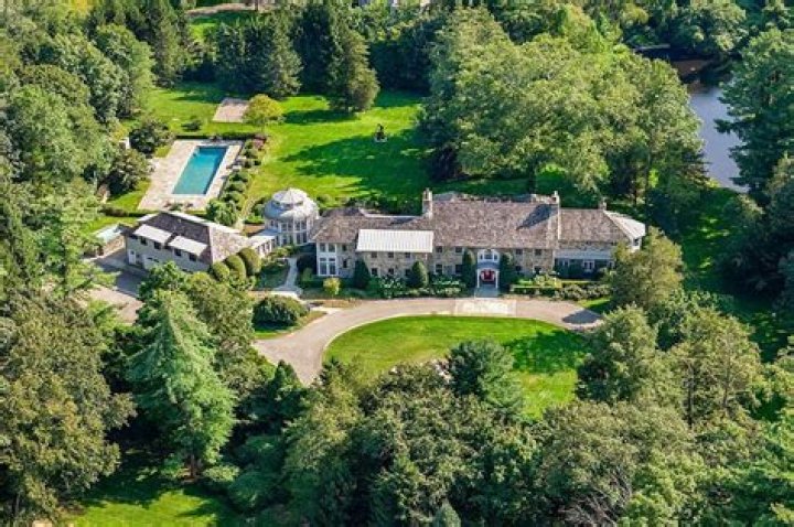 Mary Tyler Moore's Estate Seeks $22 Million For Connecticut Estate