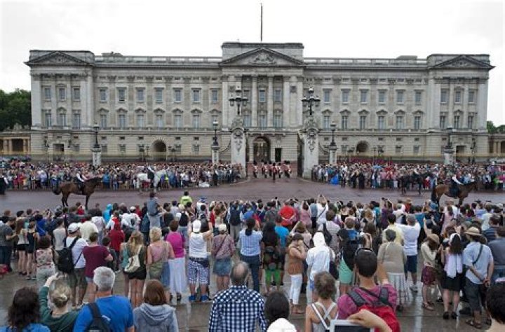 This is How Much It Costs To Rent Buckingham Palace (And Other Famous Addresses) For A Night