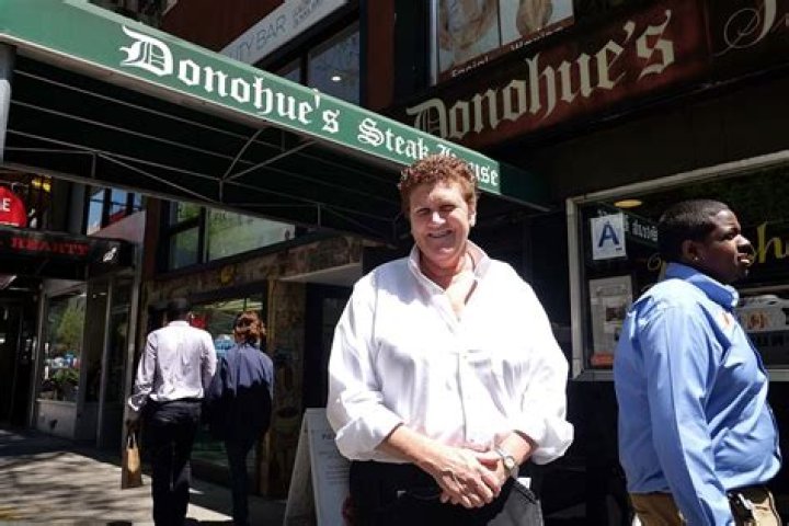 Wealthy Art Collector Leaves Behind Amazing Surprise For His Two Favorite NYC Waitresses