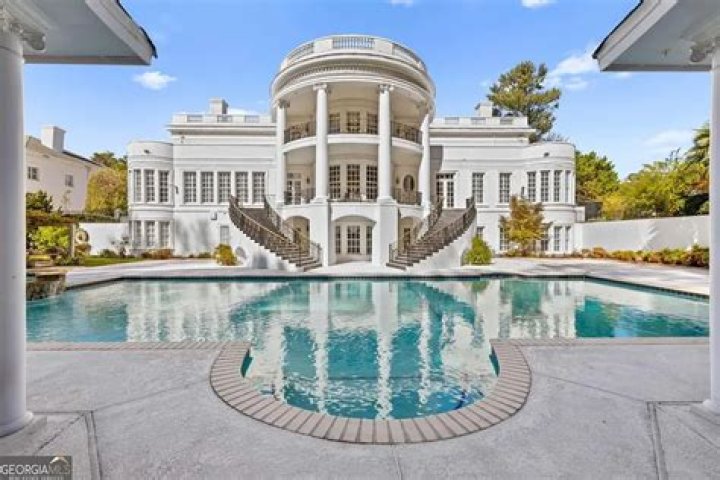 For $15 Million You Can Pretend You Are The President, Living In Your Own White House