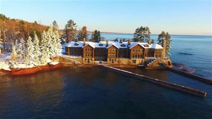 The World's Largest Log Cabin Is Located In Michigan And It's FOR SALE